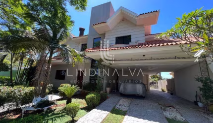 Sobrado mobiliado no Condomínio Village Iguaçu, com 3 suítes e área gourmet com piscina