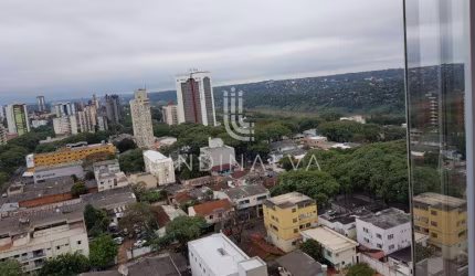 Apartamento no 17  andar do Edifício Grand Prix - no Centro.