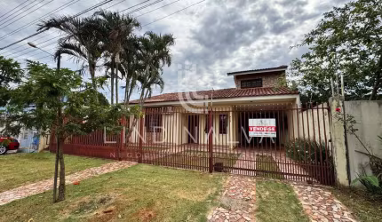Casa com piscina e 3 dormitórios no Jardim Lancaster II.