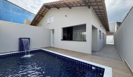 Casa com Piscina em Itanhaém com belíssimo acabamento