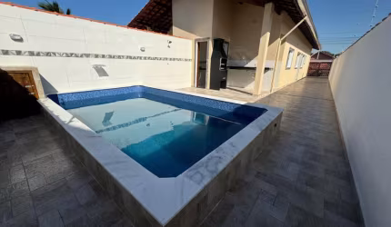 Casa com Piscina e amplo quintal