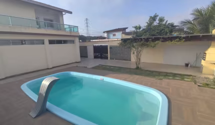Casa com amplo espaço de quintal