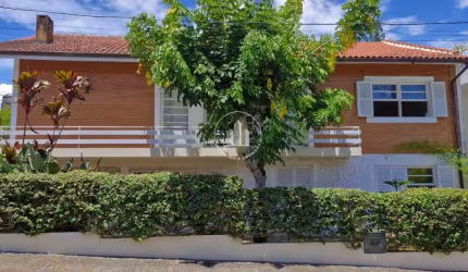 Casa com 04 dormitórios, sendo 01 suíte no bairro Itaguaçú