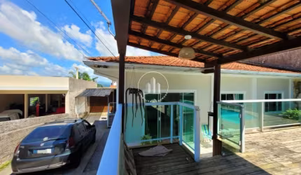Casa com Piscina e 5 Quartos na Forquilhinha