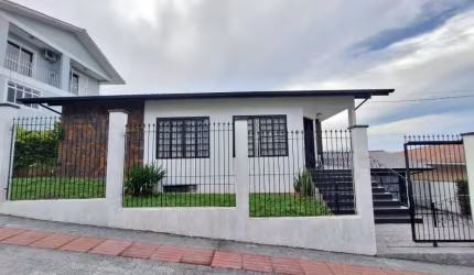 Casa 4 Quartos com 1 Suíte e 398m² - Centro
