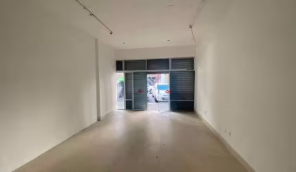 Loja medindo 38,25 m² com copa e sanitário - Comércio.
