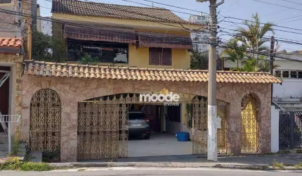 Casa com 3 Quartos e 6 banheiros à Venda, 300m² por R$ 1.800.000