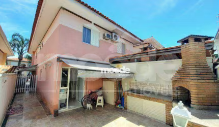 Casa de Condomínio com 3 Quartos e 3 banheiros à Venda, 146 m² por R$ 759.000