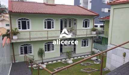 Casa à venda com 6 quartos 2 suítes, 250m² em Praia Comprida São José
