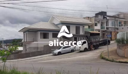 Sobrado à venda com 3 quartos 1 suíte, 122m² em Forquilhas São José