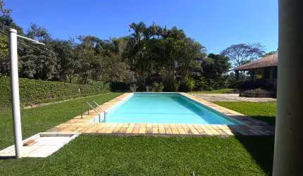 C55 - Casa com 3 suítes, piscina, espaço gourmet e terreno plano!