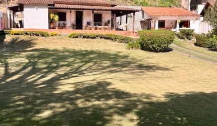 C3 - Casa a venda com amplo terreno e espaço gourmet com suíte externa