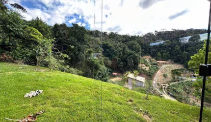 Em Domingo Martins área com 7.500 m² de área total com casa de 150 m² com 3 quartos sendo 1 suíte.