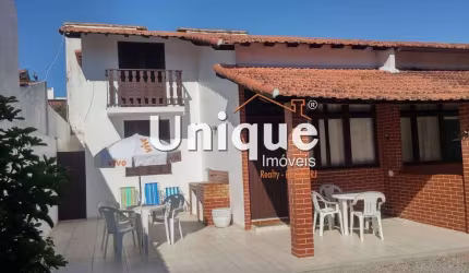 Casa duplex em condomínio no Peró!