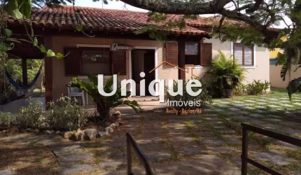 Casa linear independente com ótimo quintal!