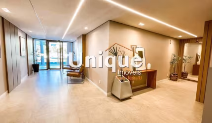 Apartamento à 400 metros da Praia do Forte à venda por R$ 550.000,00.