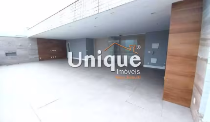 Cobertura duplex à 100 metros da Praia do Forte, disponível para venda.