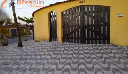 Casa de Esquina em Bairro Residencial
