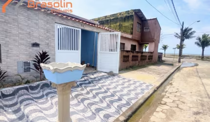Casa com piscina na quadra do mar