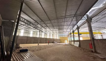 Aluga Galpão com 650m²
