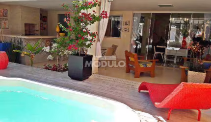 Casa em condomínio mobiliada para locação no Bairro Jardim Karaíba