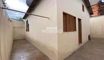 Casa residencial para locação no bairro Brasil com 2 quartos
