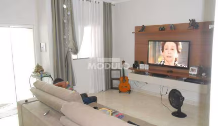 CASA RESIDENCIAL à venda, 3 quartos, 1 suíte, 2 vagas, JARDIM PATRICIA - Uberlândia/MG