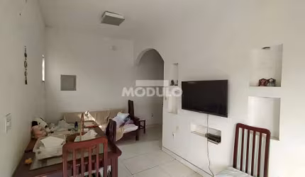 CASA COMERCIAL / RESIDENCIAL à venda, 5 quartos, 2 suítes, 3 vagas, Granada - Uberlândia/MG