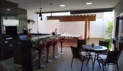 Exelente Casa com Fino Acabamento em Jd Inconfidencia