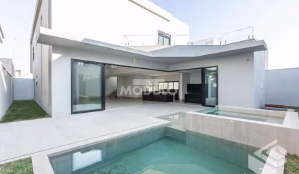 Exelente Sobrado com Fino Acabamento em Condominio Versailhes