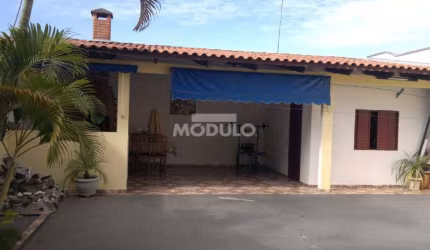 CASA COMERCIAL / RESIDENCIAL à venda, 4 quartos, 2 suítes, 5 vagas, Laranjeiras - Uberlândia/MG