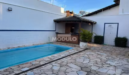 Sobrado à venda no bairro Jardim Karaíba em Uberlândia.
