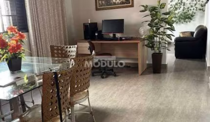CASA RESIDENCIAL à venda, 3 quartos, 1 suíte, 5 vagas, Santa Mônica - Uberlândia/MG