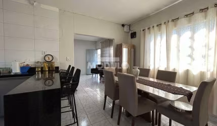 Casa com ótima localização no Bairro Osvaldo Resende