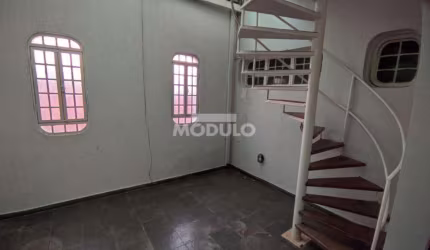 CASA COMERCIAL / RESIDENCIAL à venda, 3 quartos, 1 suíte, 4 vagas, Vigilato Pereira - Uberlândia/MG