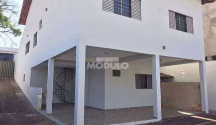 CASA COMERCIAL / RESIDENCIAL à venda, 3 quartos, 3 suítes, 8 vagas, CIDADE JARDIM - Uberlândia/MG