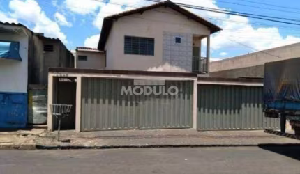 Prédio Residencial para locação, Bairro Custódio Pereira