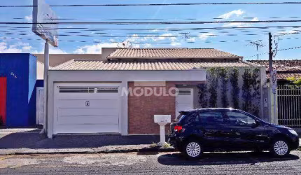 Casa comercial para locação no Bairro Osvaldo Rezende
