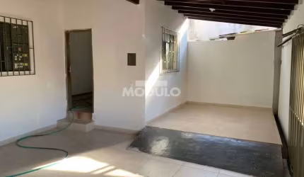 Casa residencial para locação, bairro Marta Helena com 3 quartos