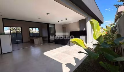 Excelente Casa com Fino Acabamento no Condominio Arts