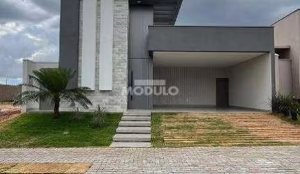 Casa térrea com 03 Suítes no Condomínio Splêndido