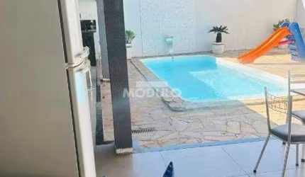 Excelente Casa com piscina no Alto Umuarama
