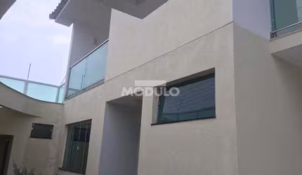 Casa residencial para locação, bairro Daniel Fonseca com 4 suítes