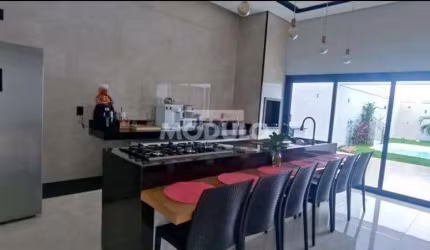 Casa sobrado condomínio Raros