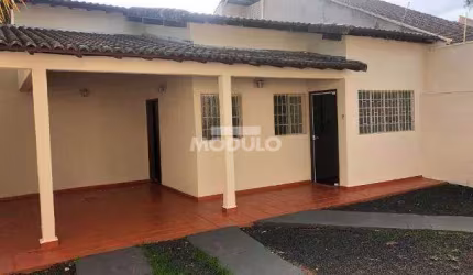 Casa residencial para locação, bairro Santa Mônica com 3 quartos