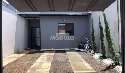 Casa residencial mobiliada para locação, bairro Novo Mundo com 3 quartos