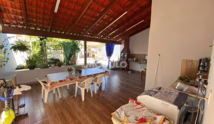 Casa espaçosa à venda no bairro Laranjeiras perto de supermercado