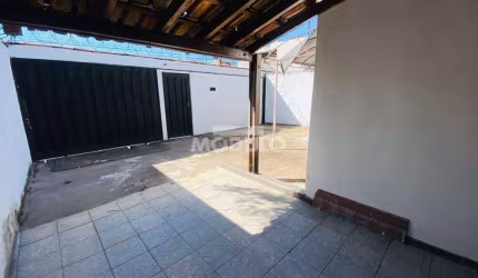 Casa residencial para locação, bairro Santa Mônica com 2 quartos