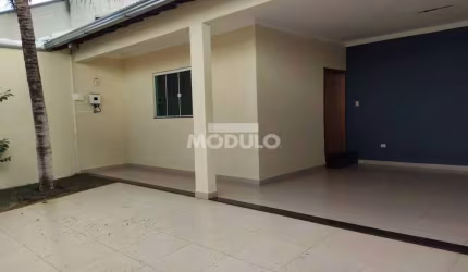 Casa residencial para locação, bairro Alto Umuarama com 3 quartos