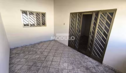 Casa residencial para locação bairro Santa Rosa com 3 quartos